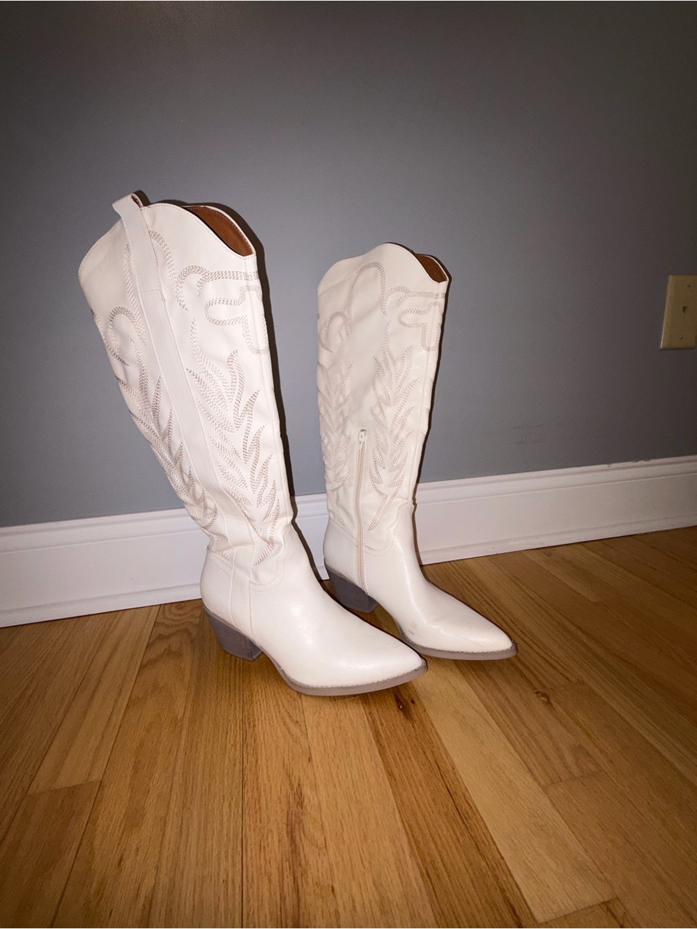 Oasis Society White Western Boots - Classic Cowboy Style
